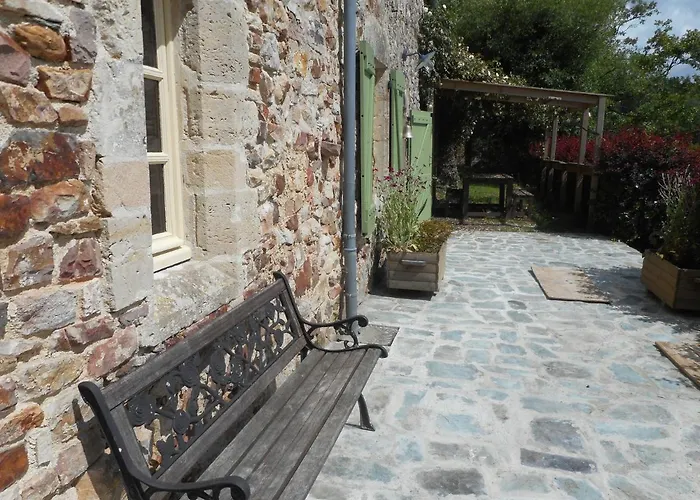 Prieure St Pierre De La Luthumiere Couette-café *